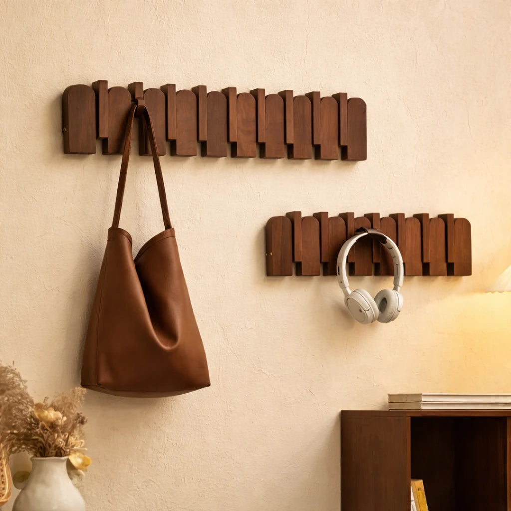 Deux Porte-Manteau Mural en Bois à Crochets Rabattables en modèle avec un casque et un sac accrochés