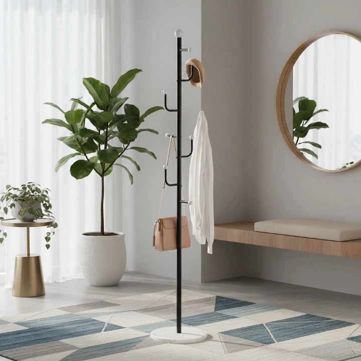 Porte-Manteau Arbre Cactus Noir et Blanc exposée dans un salon