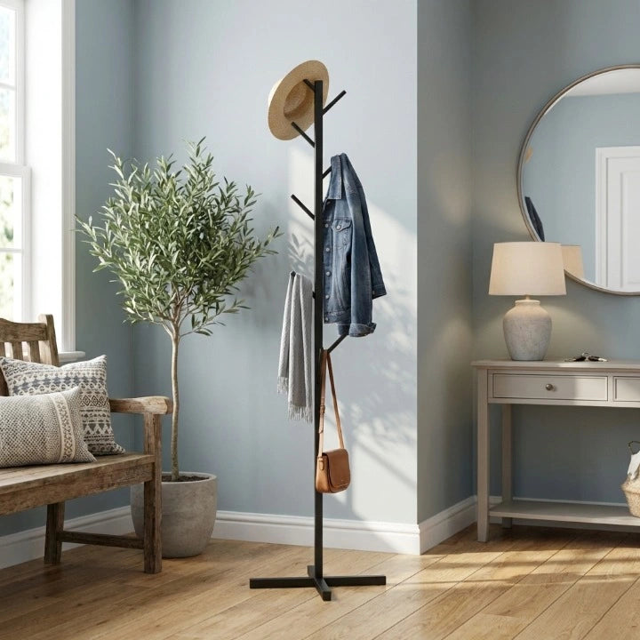 Porte-Manteau Arbre Moderne Noir exposé en modèle avec plein d'accessoires accrochés