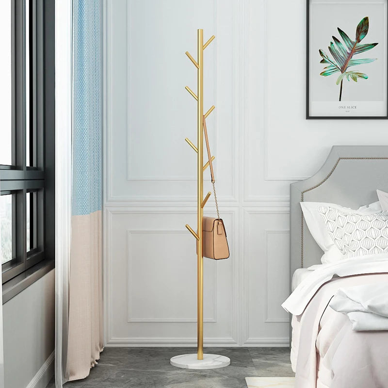 Porte-Manteau Arbre Doré  à Base Circulaire avec un sac accroché