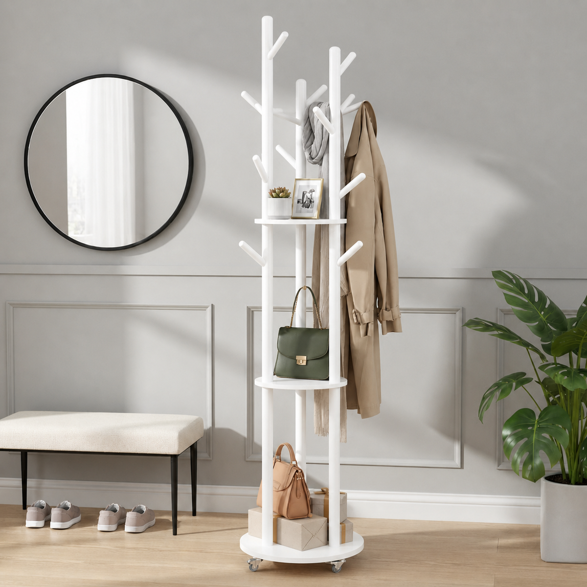Porte-Manteau Arbre avec étageres exposé dans un salon avec des accessoires accrochés