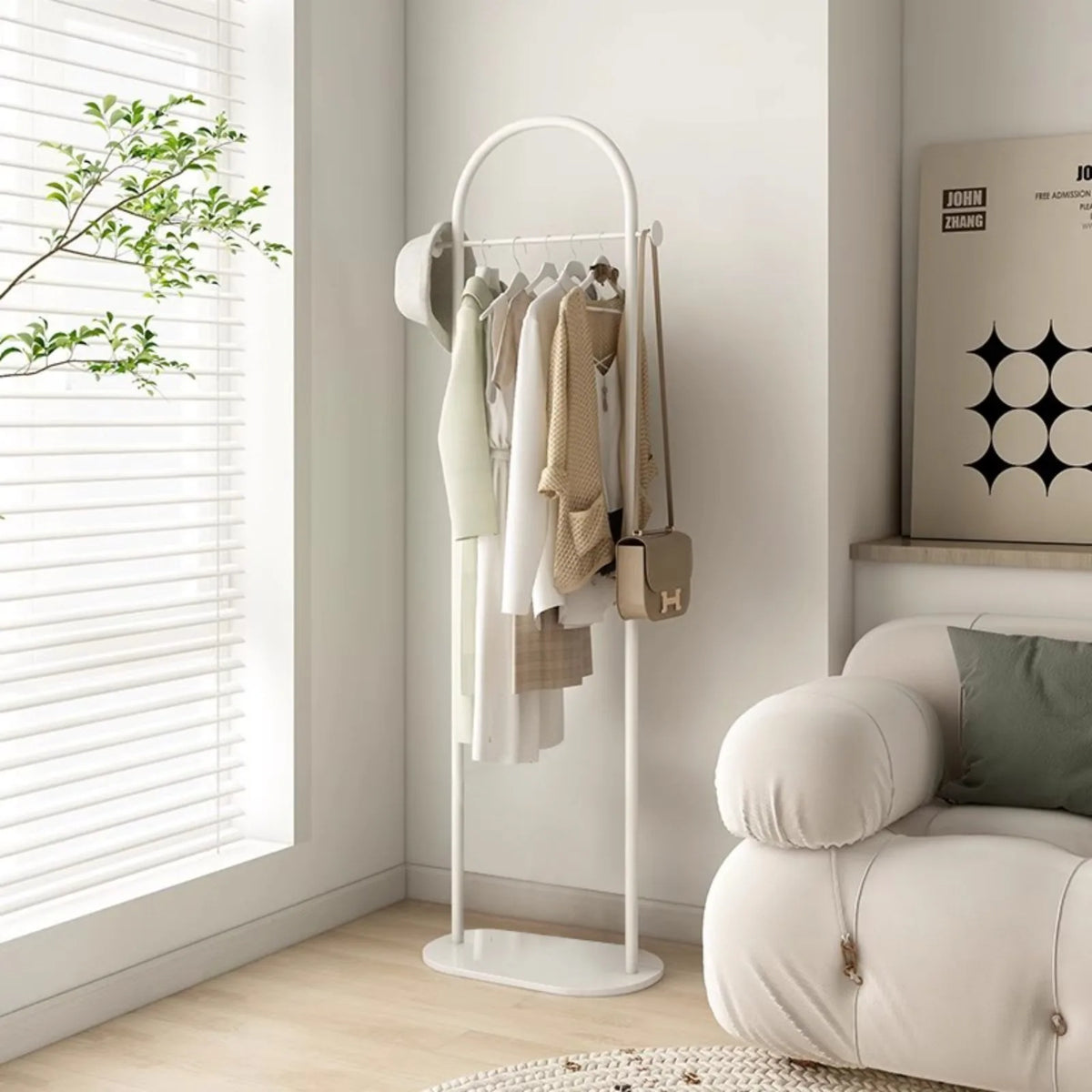 Porte-Manteau Design Arche Blanc exposé dans un salon 