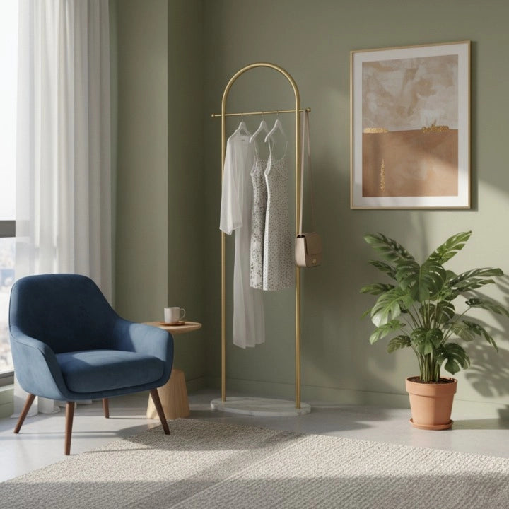 Porte-Manteau Design Arche Doré exposé dans un salon 