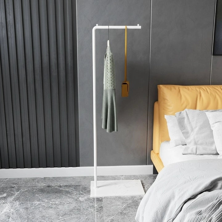 Porte-Manteau Design Lineaire Blanc dans une chambre
