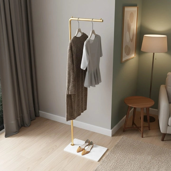 Porte-Manteau Design Lineaire Dore dans une chambre Image