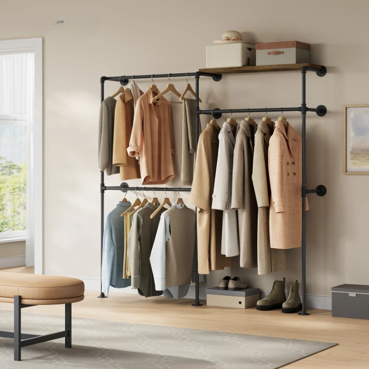 Porte-Manteau Dressing 3 Rails et une Etagère  dans une chambre