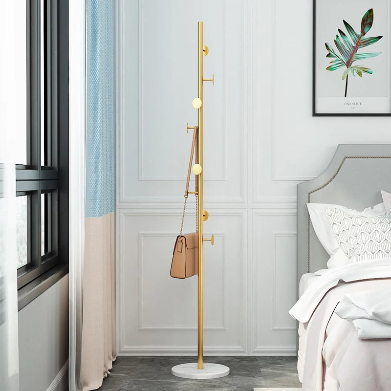 Porte-Manteau Perroquet à Clou avec Base Circulaire Dore avec un sac accroché