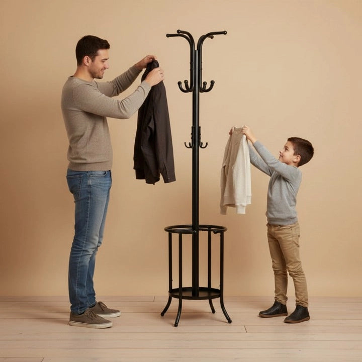 Porte-Manteau Perroquet avec Porte-Parapluie avec un père et son fils qui accroche un vêtement