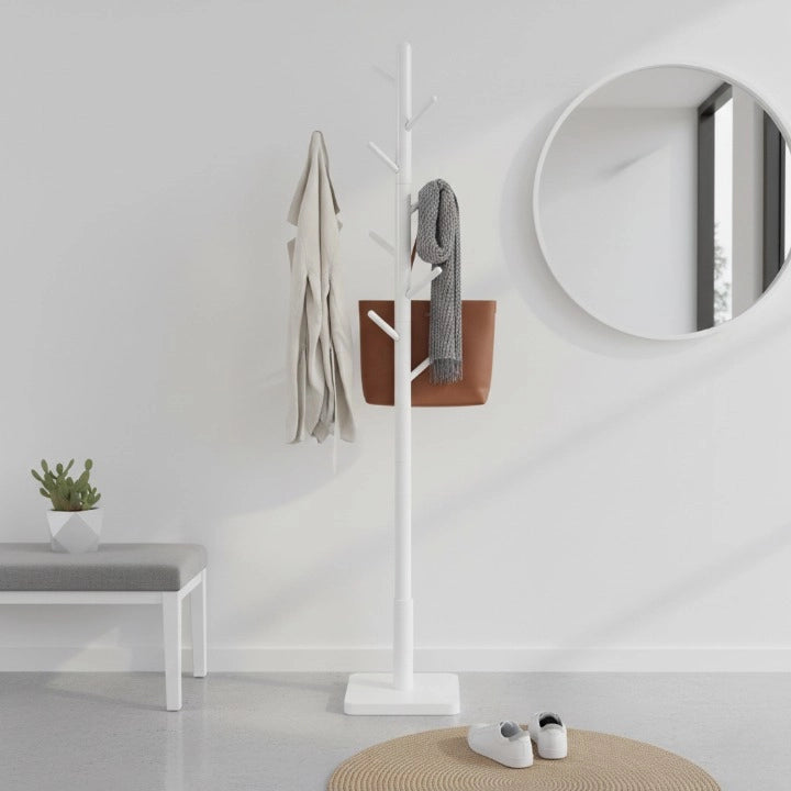 Porte-Manteau Perroquet en Bois Blanc exposé dans une entrée avec des vêtements accrochés