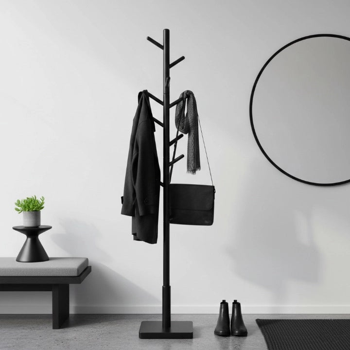 Porte-Manteau Perroquet en Bois Noir dans une entrée avec des vêtements accrochés