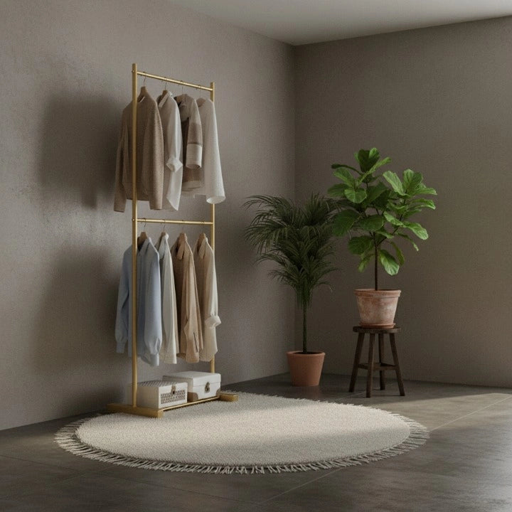 Porte-Manteau Solide Double Etages Dore 60cm dans un salon