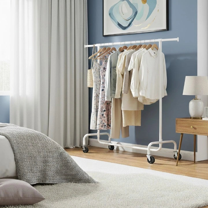 Porte-Manteau Solide a Roulettes Blanc dans une chambre