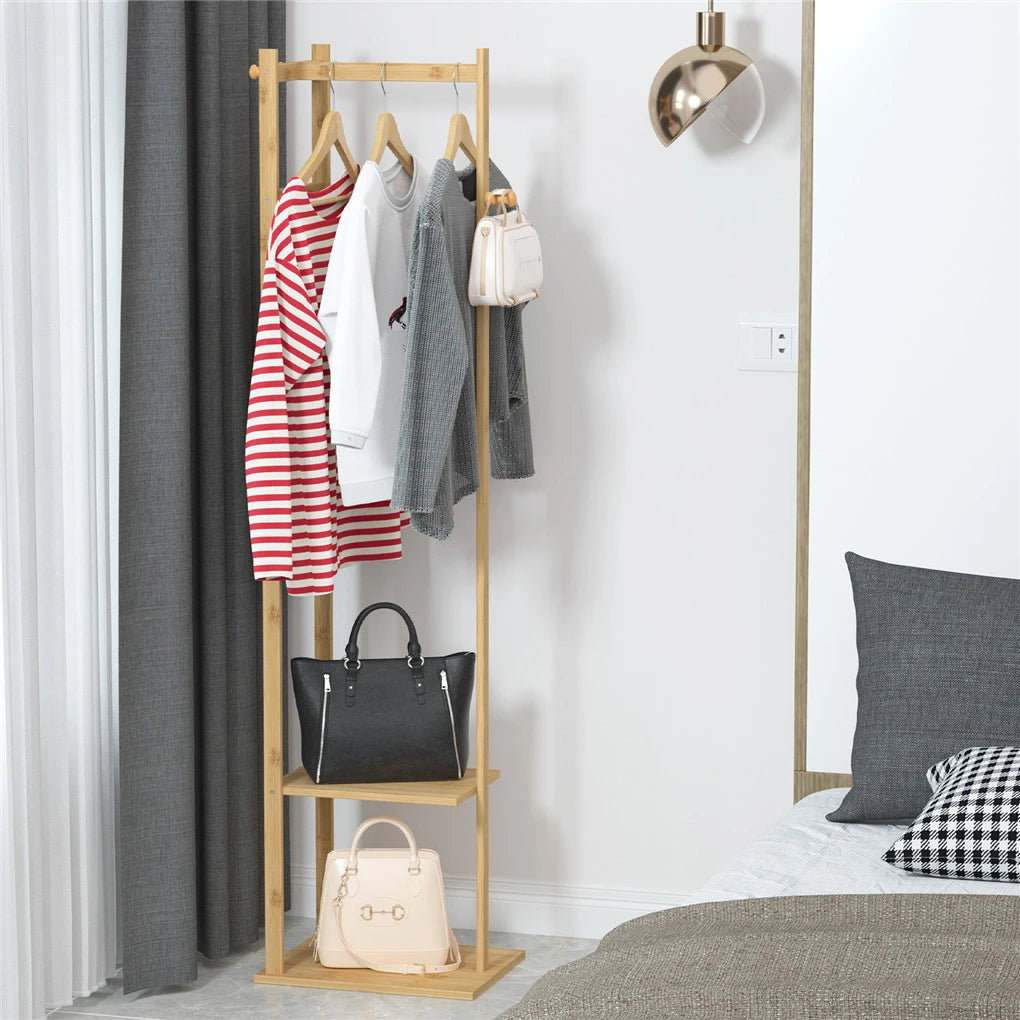 Porte-Manteau sur Pied en Bois avec Etageres dans une chambre