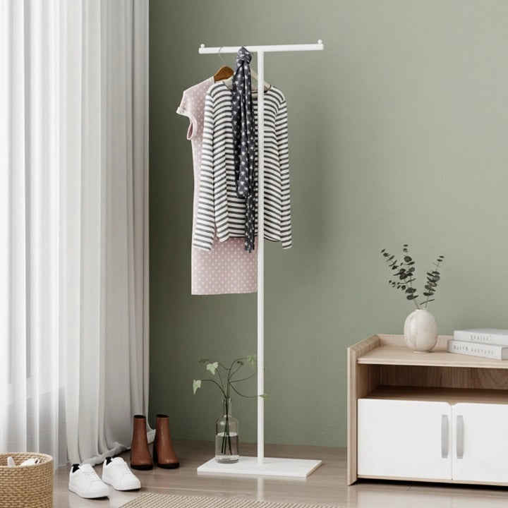 Porte-Manteau sur pied Design en T Blanc dans un décor