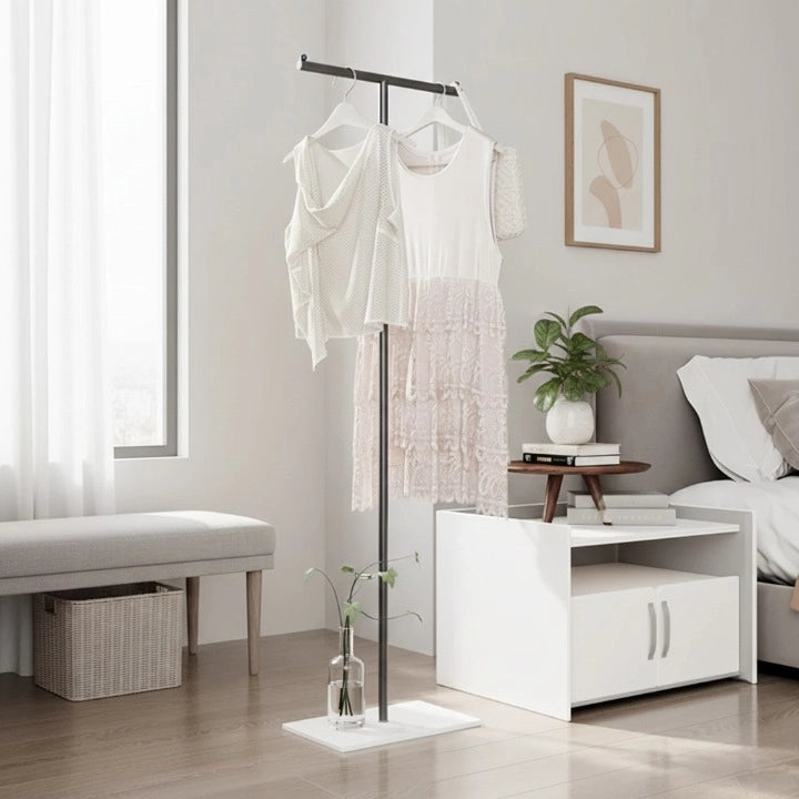 Porte-Manteau sur pied Design en T Noir dans un décor